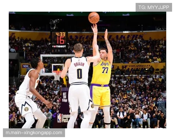 东契奇首节22分三分5中5 湖人开场战术明确为其创造投篮空间